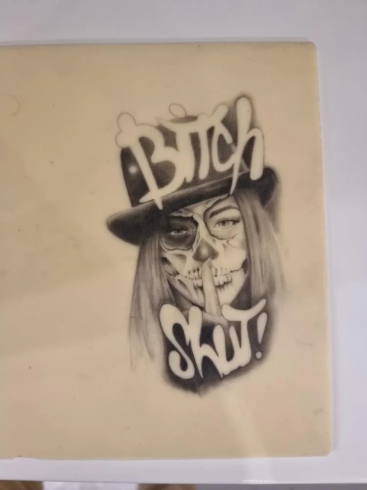 TP élève — portrait skull girl avec chapeau et lettrage graffiti