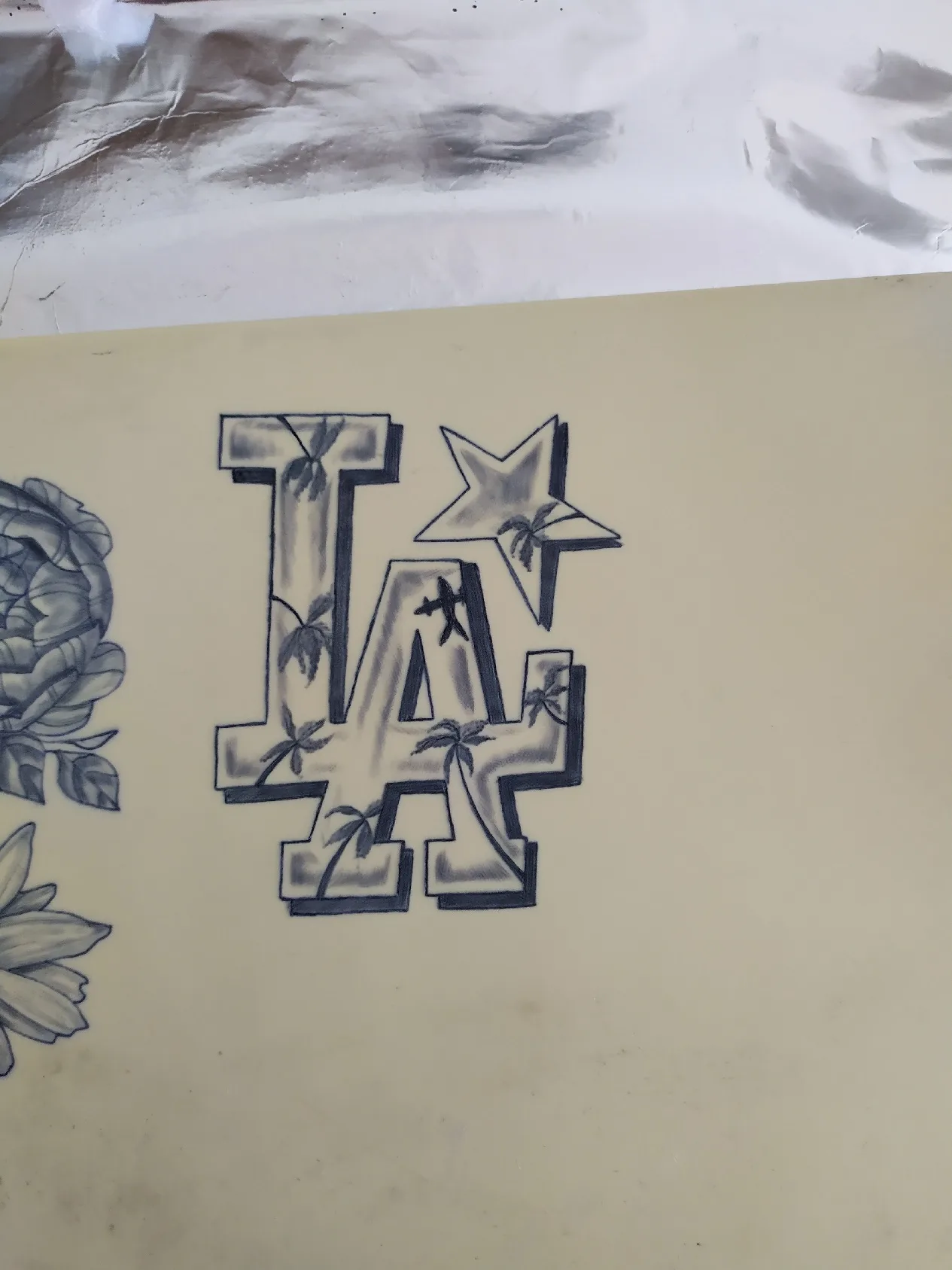 TP élève — logo LA avec palmiers tropicaux