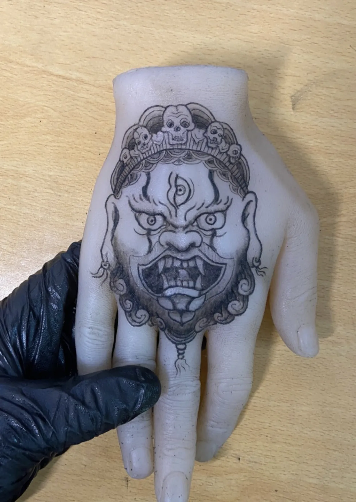 TP élève — démon japonais Hannya tatoué sur main synthétique